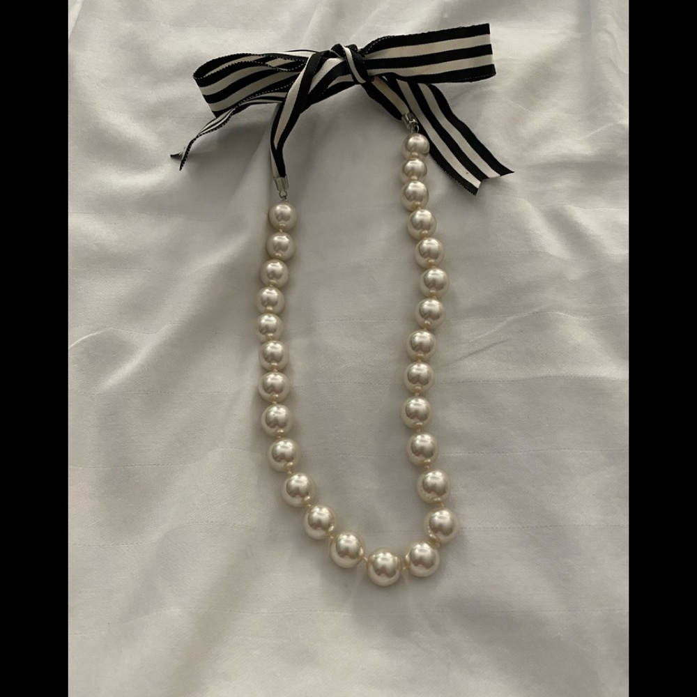 Necklace with ribbon closure